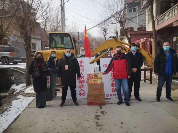 當前，新型冠狀病毒的肺炎疫情防控形勢嚴峻，小區是城市治理的基本單元，物業更是疫情防控的第一戰線。疫情就是命令，防控就是責任，為打贏這次防疫戰，三箭物業公司于1月23日便成立了應對新型冠狀病毒疫情聯防聯控領導小組，明確分工，各司其職，把做好疫情防控工作作為當前的首要任務，迅速安排各物管部積極采取防控措施，竭力守護業主、員工的健康安全，維護園區的和諧穩定。